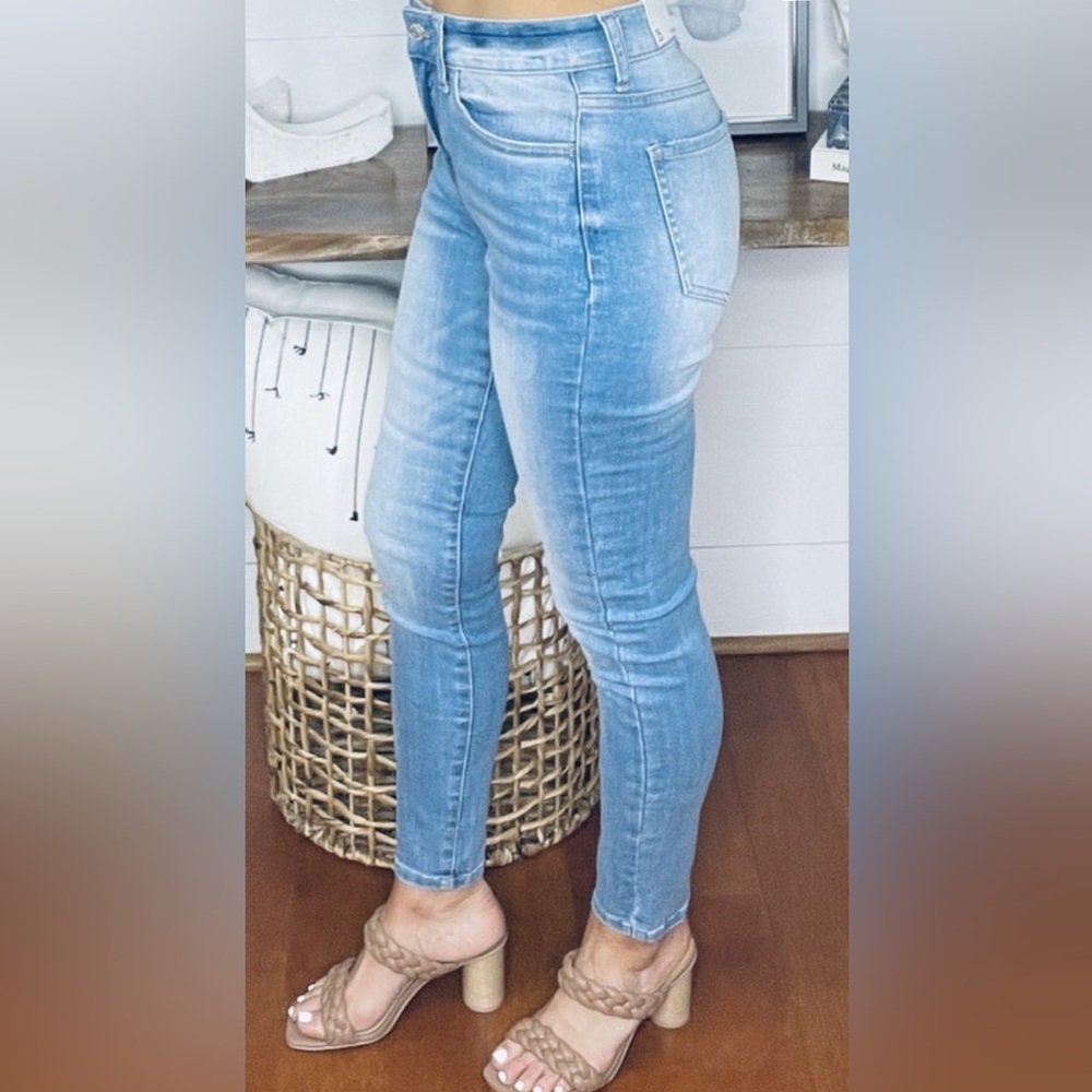 Zenana “Calista” Light Wash High Rise Skinny Jeans Excellent Condition Size 28